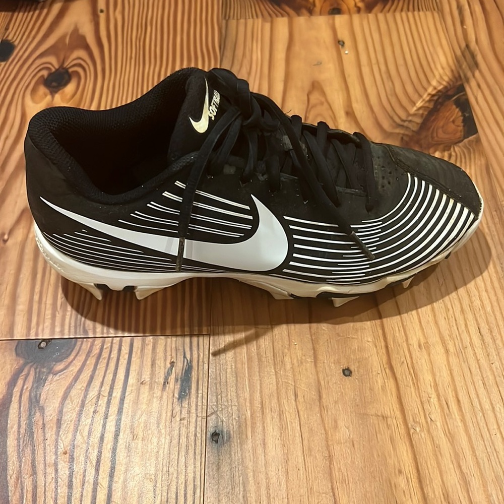 Nike size women’s 8 softball cleat in good condition